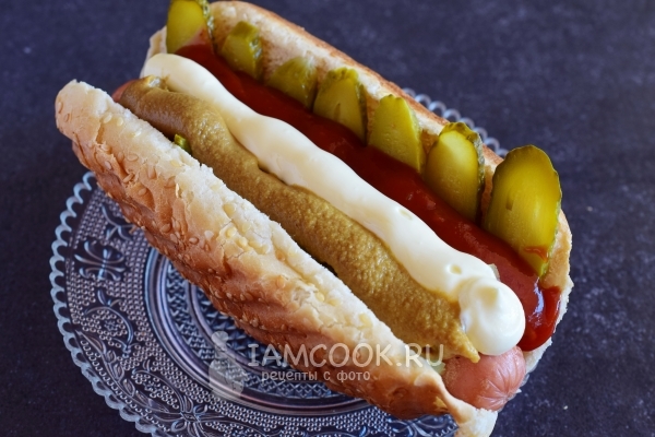 Полить майонезом, кетчупом и горчицей