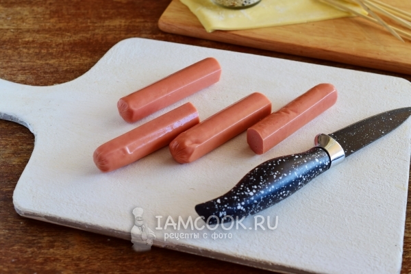 Разрезать сосиску пополам
