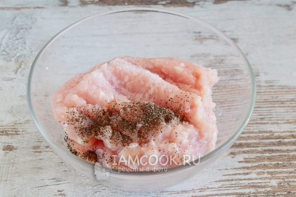 Всыпать в фарш соль и перец