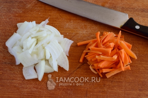 Порезать лук и морковь