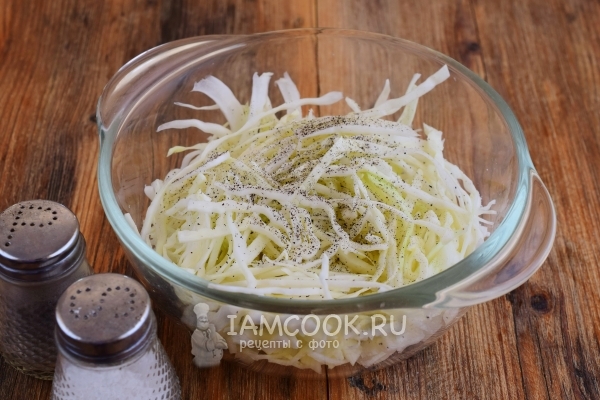 Посыпать солью и перцем