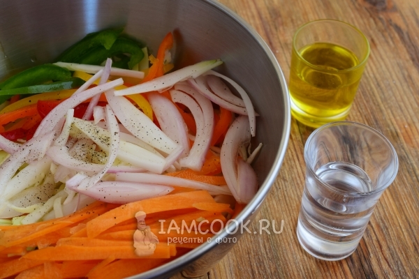 Влить уксус и масло