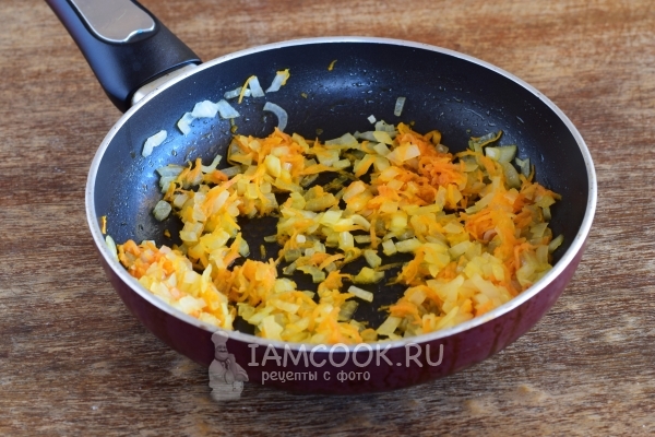 Обжарить лук с морковью