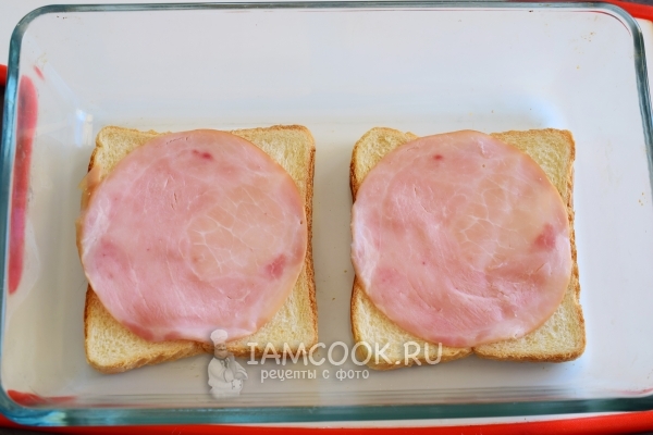 Положить ломтик колбасы