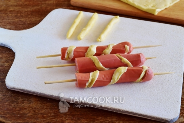 Обернуть жгутиком сосиску