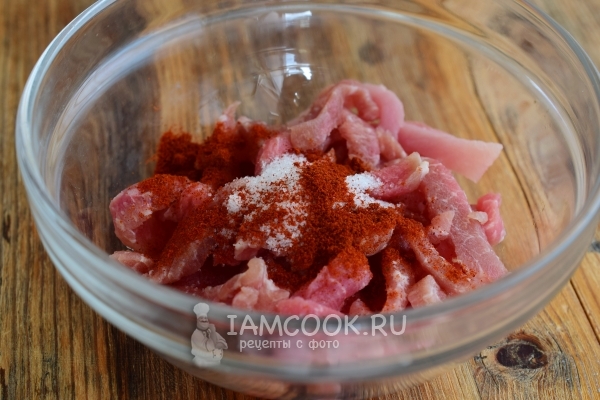 Всыпать соль, сахар и паприку