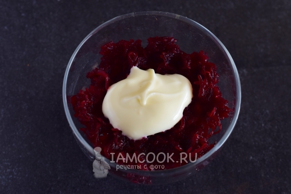 Положить майонез к свекле
