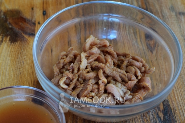 Слить с мяса жидкость