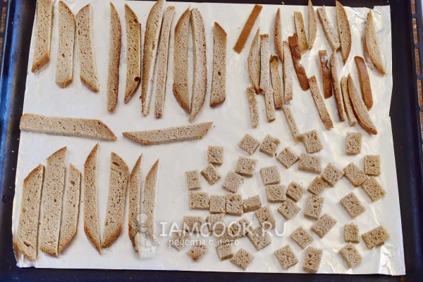 Положить хлеб на противень