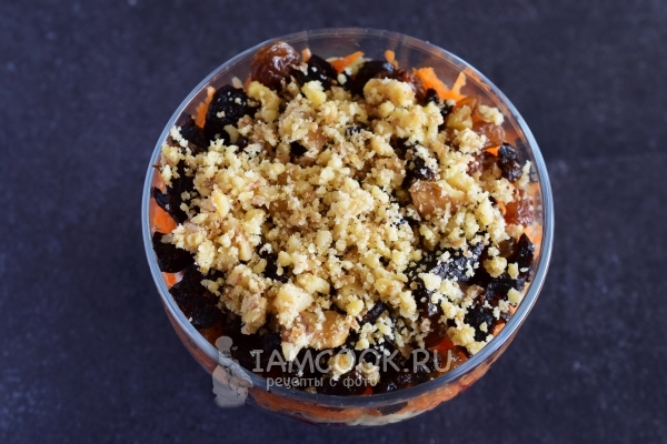 Посыпать орехами