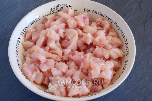 Нарезаем куриную грудку