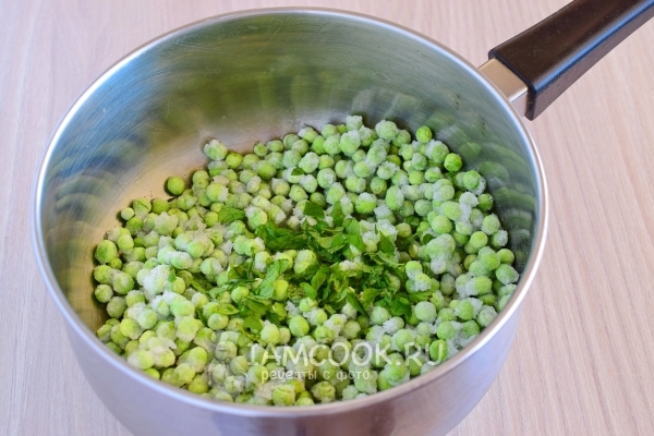 Положить в кастрюлю горошек и мяту