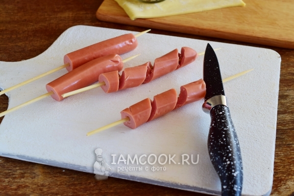 Сделать на сосиске надрезы