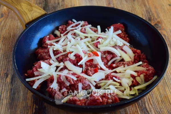 Добавить лук и перец чили