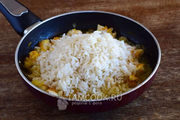 Положить рис к мясу