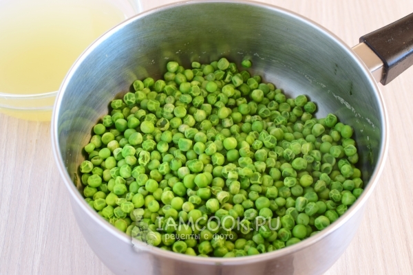 Слить с горошка воду