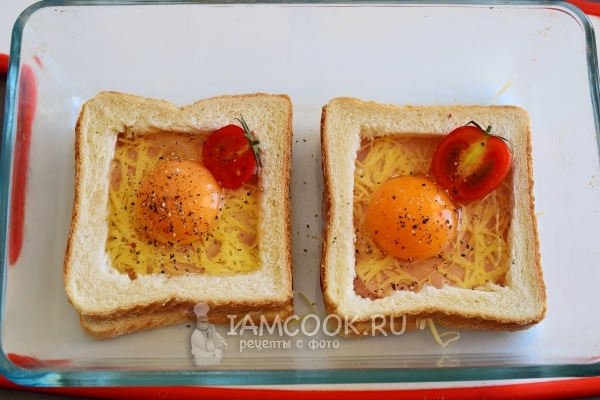 Добавить помидор, соль и перец