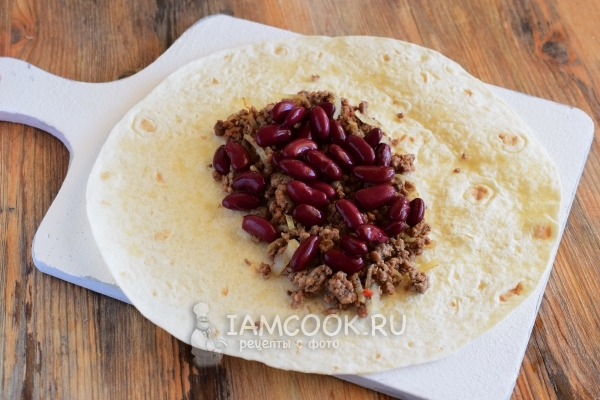 Положить фасоль