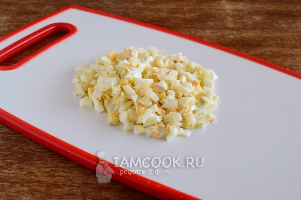 Порезать яйца
