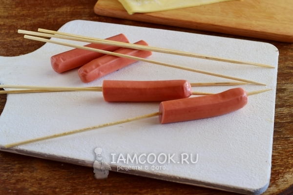 Нанизать сосиски на шпажку