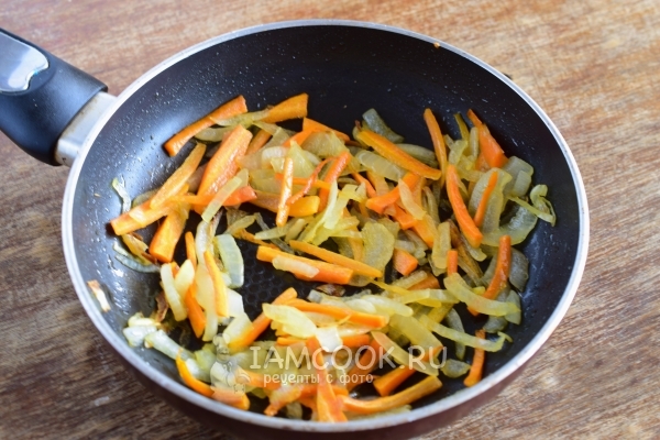 Обжарить лук с морковью