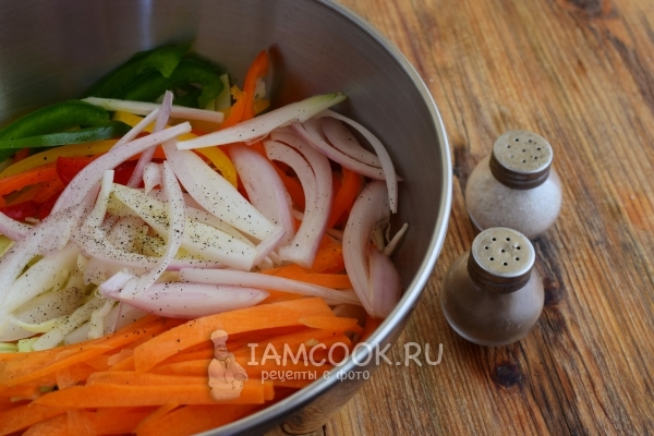 Посыпать солью и перцем