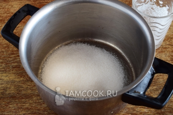 Всыпать в кастрюлю сахар