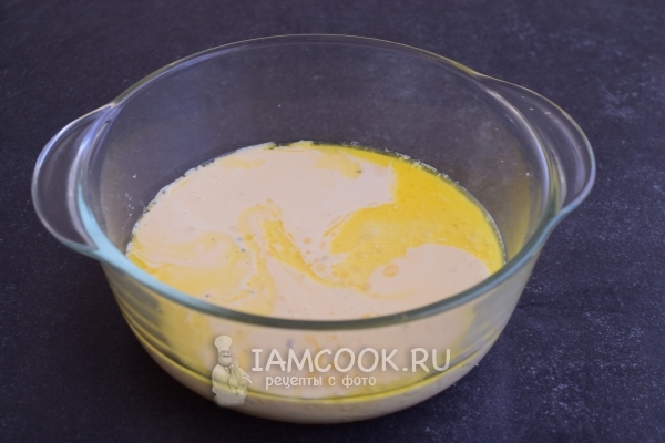 Перелить молочно-яичную смесь в форму