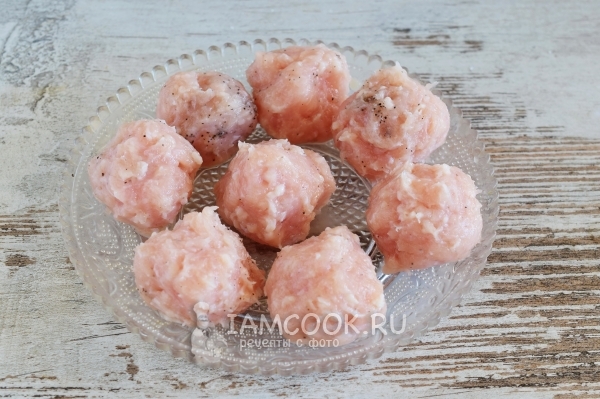 Сформировать из фарша шарики