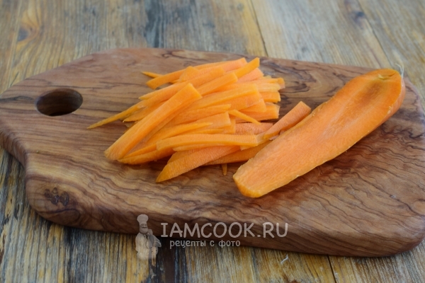 Нарезать морковь