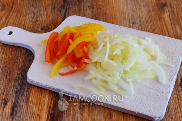 Порезать лук и перец