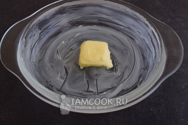 Смазать форму маслом