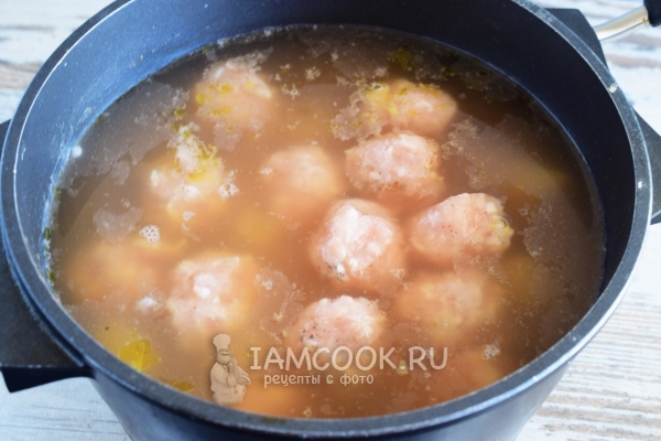 Положить фрикадельки в суп