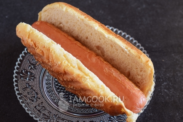 Положить сосиску в булочку