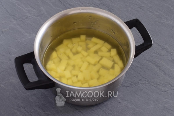 Положить картофель в воду