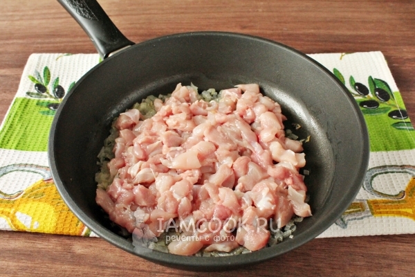 Положить курицу к луку