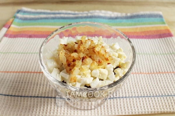 Добавить яйца и лук