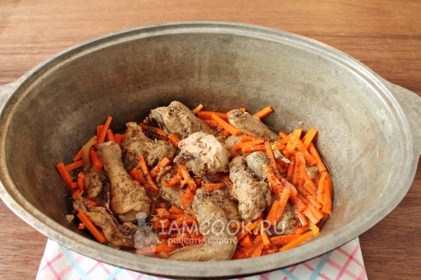 Добавляем воду и специи