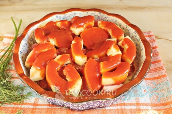 Полить кабачок томатным соусом