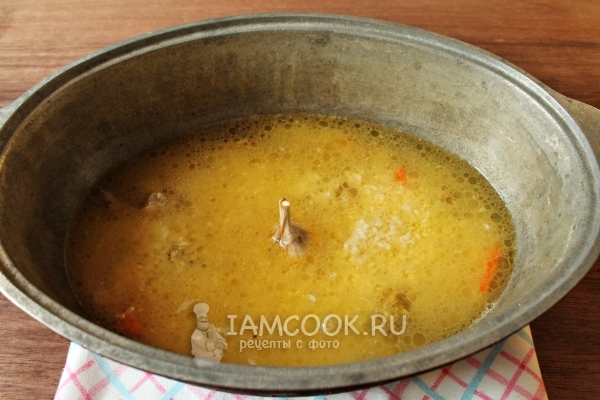 Вливаем бульон и вставляем чеснок