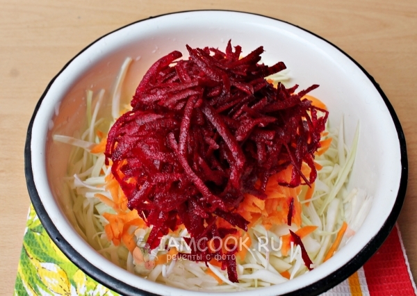 Натереть свеклу