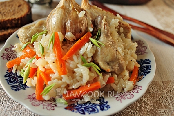 Фото плова с курицей, приготовленного в утятнице на плите