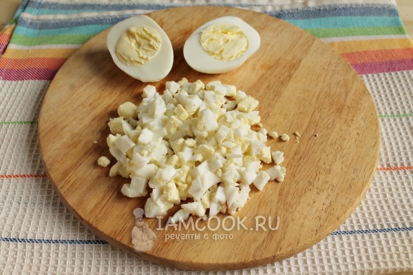 Порезать яйца