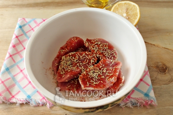 Всыпать розмарин и паприку