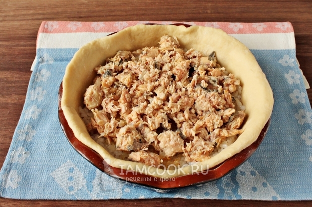 Положить слой рыбы