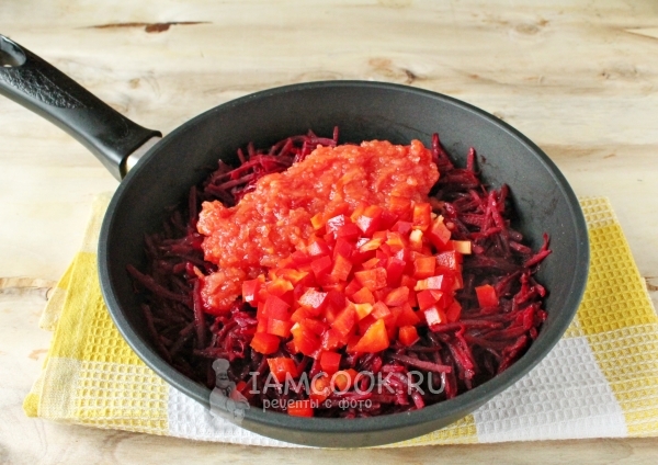 Добавить перец и помидоры