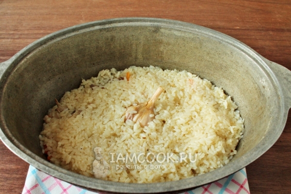 Готовый плов с курицей