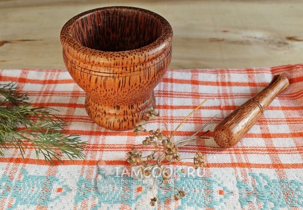 Потолочь кориандр в ступке