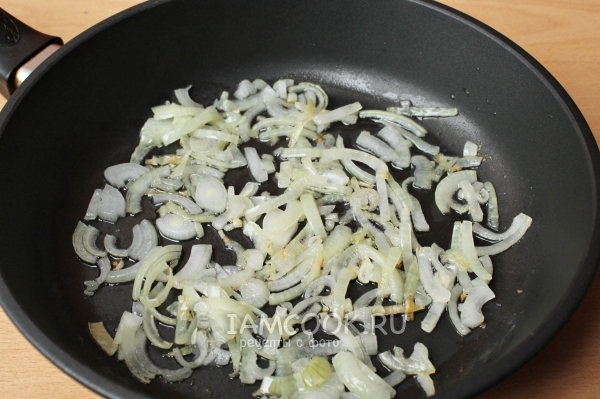Обжарить лук