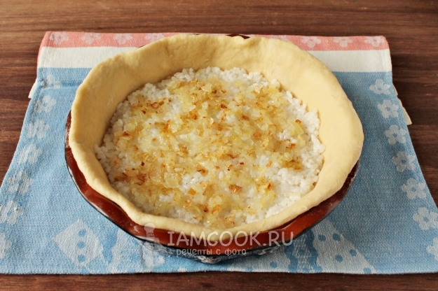 Положить на рис лук